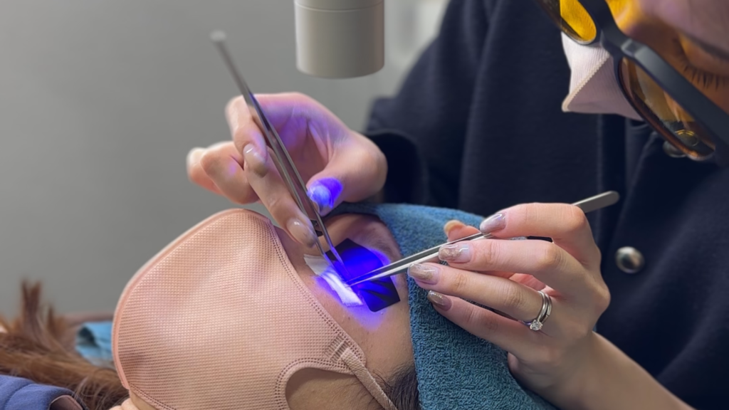 LEDエクステの施術をしている画像｜Lavi（ラビ）南さつま市加世田店